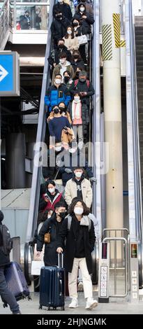 Seul, Corea del Sud. 31st Jan 2022. Le persone che indossano maschere per il viso si preparano a salire a bordo del treno alla stazione di Seoul, Corea del Sud, 31 gennaio 2022. Molti sudcoreani scelgono ancora di fare viaggi a casa durante la tradizionale festa di Capodanno lunare, che dura dal 29 gennaio al 2 febbraio di quest'anno, anche se il governo ha esortato le persone a rimanere a casa in mezzo alla pandemia COVID-19. Credit: SEO Yu-Seok/Xinhua/Alamy Live News Foto Stock