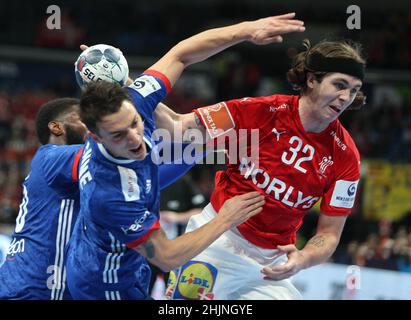 Yanis Lenne di Francia e Jacob Holm di Danimarca durante la partita di pallamano EHF Men's Euro 2022, Placement Match 3/4 tra Francia e Danimarca il 30 gennaio 2022 presso la Budapest Multifunctional Arena di Budapest, Ungheria. Foto di Laurent Lairys/ABACAPRESS.COM Foto Stock