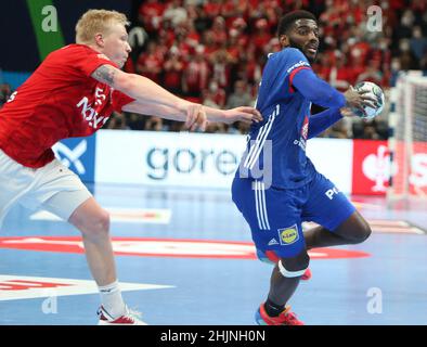 Dika Mem di Francia e Magnus Saugstrup di Danimarca durante la partita di pallamano EHF Men's Euro 2022, Placement Match 3/4 tra Francia e Danimarca il 30 gennaio 2022 presso la Budapest Multifunctional Arena di Budapest, Ungheria. Foto di Laurent Lairys/ABACAPRESS.COM Foto Stock