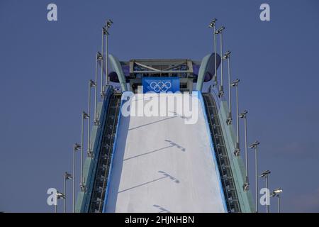 Pechino, Cina. 31st Jan 2022. Un lavoratore si trova nella zona di partenza presso la sede Big Air Shougang che ospiterà i grandi eventi aerei alle Olimpiadi invernali di Pechino 2022 lunedì 31 gennaio 2022. Foto di Paul Hanna/UPI Credit: UPI/Alamy Live News Foto Stock