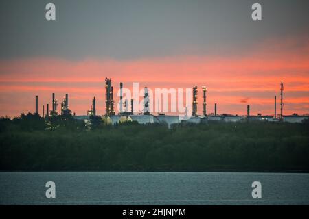 WhiteGate, Cork, Irlanda. 31st Gennaio 2022. Torri di distillazione e serbatoi di stoccaggio del petrolio raffinato all'alba a WhiteGate, Co. Cork, Irlanda. - Credit; David Creedon / Alamy Live News Foto Stock