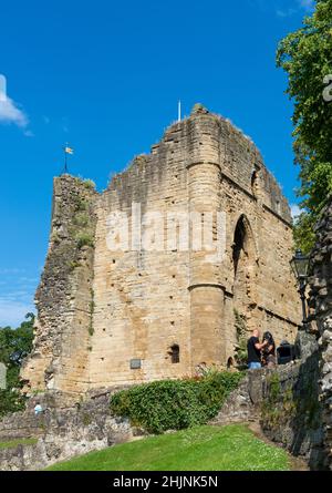 Vista estiva della rovina tenere in pietra di Knaresborough Castle, una volta una fortezza medievale, ora una popolare attrazione turistica in questa città dello Yorkshire Foto Stock