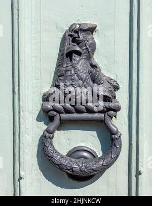 Boars testa porta bussare su verde chiaro porta a Ripley Castle nel North Yorkshire Foto Stock
