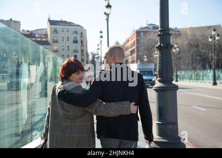 coppia anziana che abbraccia mentre cammina Foto Stock