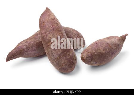 Gruppo di patate dolci viola fresche intere isolate su sfondo bianco Foto Stock