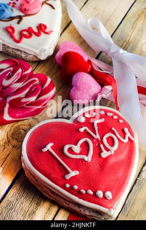 dolci e decorazioni a forma di cuore Foto Stock