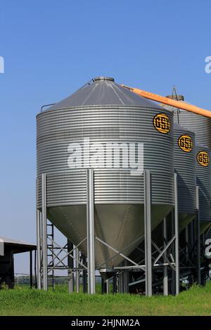 Kansas grano bin con cielo blu fuori nel paese Foto Stock