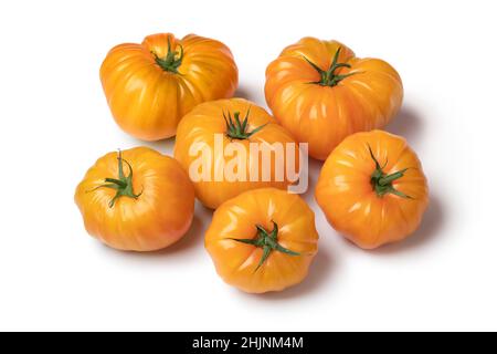 Gruppo di pomodori coeur de boeuf gialli interi isolati su sfondo bianco Foto Stock