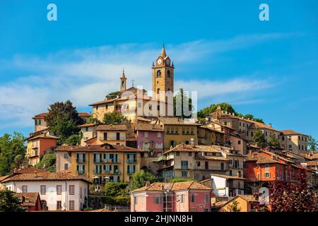 Città vecchia di Monforte d'Alba sotto il cielo blu in Piemonte, Italia settentrionale. Foto Stock