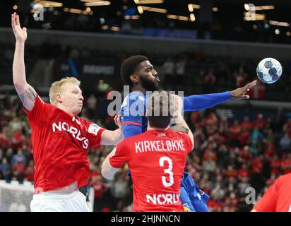 Dika Mem di Francia e Magnus Saugstrup, Niclas Kirkelokke di Danimarca durante la partita di pallamano EHF Men's Euro 2022, Placement Match 3/4 tra Francia e Danimarca il 30 gennaio 2022 presso la Budapest Multifunctional Arena di Budapest, Ungheria - Photo Laurent Lairys / DPPI Foto Stock