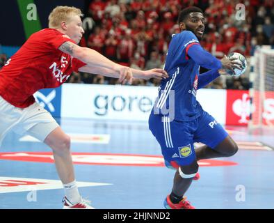 Dika Mem di Francia e Magnus Saugstrup di Danimarca durante la partita di pallamano EHF Men's Euro 2022, Placement Match 3/4 tra Francia e Danimarca il 30 gennaio 2022 presso la Budapest Multifunctional Arena di Budapest, Ungheria - Photo Laurent Lairys / DPPI Foto Stock