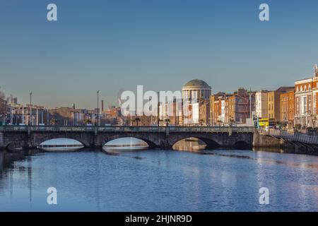 Grattan Bridge alla luce del sole con cielo blu sopra, vista da East Side, Un ponte stradale sul fiume Liffey a Dublino, fotografia urbana, Dublino, Irlanda Foto Stock