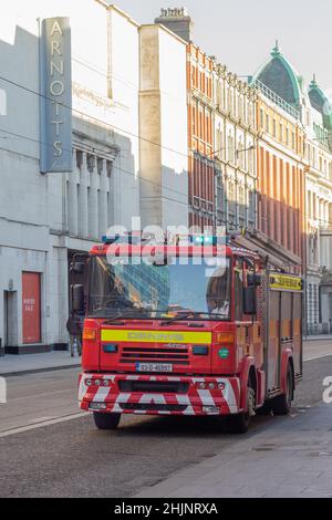 Camion dei Vigili del fuoco in azione sulla strada al mattino presto, Centro Città, fotografia di strade, Dublino, Irlanda Foto Stock