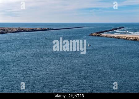 Una barca che attraversa il molo di Newport in Oregon, USA Foto Stock