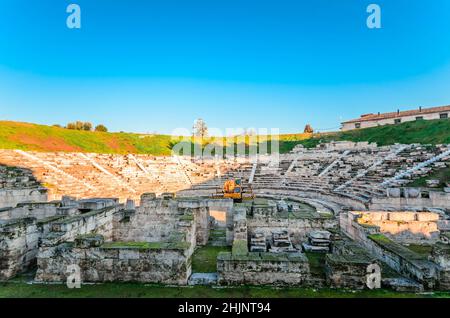 Il magnifico primo Teatro Antico di Larissa è stato costruito nella prima metà del 3rd ° secolo AC situato sul lato meridionale della collina. Foto Stock