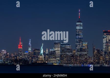 New York, Stati Uniti. 30th Jan 2022. La foto scattata il 30 gennaio 2022 mostra l'Empire state Building e il One World Trade Center illuminati per il Capodanno lunare cinese, a New York, negli Stati Uniti. Credit: Winston Zhou/Xinhua/Alamy Live News Foto Stock
