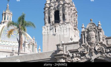 Architettura coloniale spagnola rivitalizzante a Balboa Park, San Diego, California USA. Edificio storico, classico stile barocco o romanticismo rococò. Decorazione a rilievo del campanile o del campanile e cupola o cupola a mosaico Foto Stock