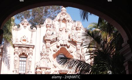 Architettura coloniale spagnola rivitalizzante a Balboa Park, San Diego, California USA. Edificio storico in stile classico barocco o romanticismo rococò. Casa o vecchio castello ornamentale stucco decorazione, arte antica Foto Stock