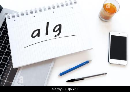 ALG - Arbeitslosengeld - parola tedesca per indennità di disoccupazione o dole denaro - testo scritto a mano in un notebook su una scrivania - 3D rappresentazione illustrazione. Foto Stock