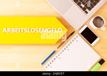 Arbeitslosengeld - parola tedesca per l'indennità di disoccupazione o dole money - testo lineare freccia concetto con notebook, smartphone, penne e tazza di caffè su de Foto Stock