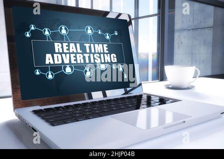 Testo pubblicitario in tempo reale sullo schermo di un moderno notebook in ufficio. 3D rappresentazione del concetto di testo aziendale. Foto Stock