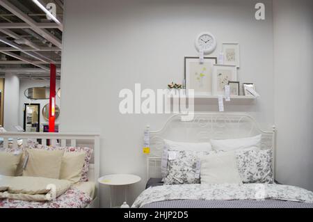 Mosca, Russia, Settembre 2019: IKEA Store interno camera: Letto bianco, biancheria, cornici fotografiche e orologio da parete. Negozio di mobili. Foto Stock