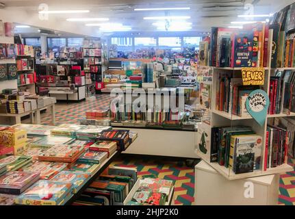 Mosca, Russia, settembre 2019: Dipartimento di letteratura per bambini negli scaffali delle librerie con libri per bambini luminosi, spazio per la lettura e la selezione Foto Stock