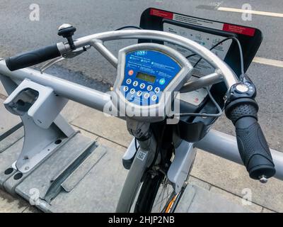 Mosca, Russia, agosto 2019: Primo piano del display di controllo sul manubrio di una bicicletta in un punto di noleggio pubblico. Foto Stock