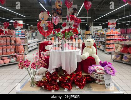 Il supermercato è decorato per San Valentino. Composizione di una data per gli orsi giocattolo in un tavolo con fiori, vino, cibo Foto Stock