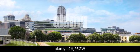 Johannesburg, Sudafrica, 11th novembre - 2021: Vista panoramica del quartiere centrale degli affari con moderni edifici in vetro. Foto Stock