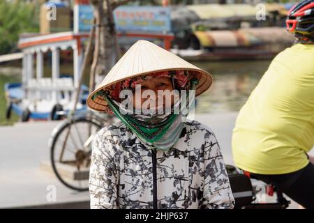 Donna vietnamita matura che indossa un cappello conico tradizionale a Hoi An, provincia di Quang Nam, Vietnam centrale, Asia sudorientale Foto Stock