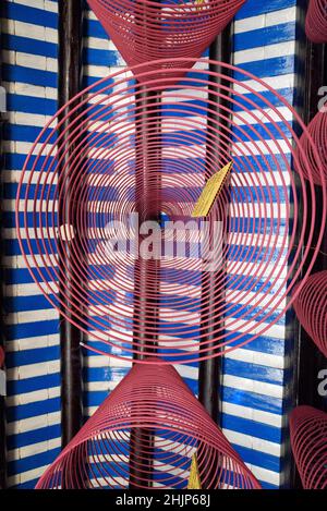 Bastoni di incenso rosso a spirale appesi nella Sala delle Assemblee della Congregazione cinese Fujian a Hoi An, provincia di Quang Nam, Vietnam centrale Foto Stock