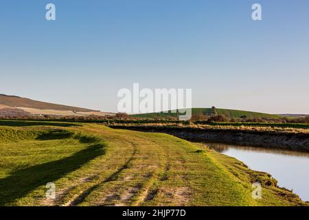 Un sentiero lungo il fiume Ouse vicino a Lewes, in Sussex Foto Stock