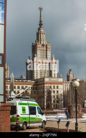 Mosca - 25 dicembre 2021: Russia Today Media Conpany trasmesso dall'edificio principale dell'Università di Mosca. Foto Stock