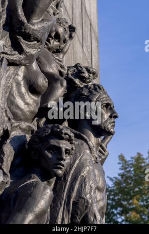 Facciata del Monumento degli Eroi del Ghetto di Varsavia di Nathan Rappaport nella capitale della Polonia - Varsavia, Polonia. Foto Stock