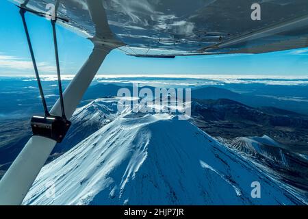 Volo panoramico intorno al Monte Ngauruhoe nel Parco Nazionale di Tongariro - Nuova Zelanda. Foto Stock