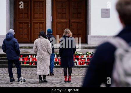 Heidelberg, Germania. 31st Jan 2022. La gente si trova di fronte all'ingresso principale della Nuova Università per un minuto di silenzio. Una settimana dopo il baluardo, l'Università di Heidelberg ricorda le vittime con un servizio commemorativo nella Chiesa di San Pietro. In memoria dello studente ucciso di 23 anni e dei suoi tre compagni di studenti feriti, tutte le persone sono chiamate a fare una pausa per un minuto alle 12:24. Credit: Uwe Anspach/dpa/Alamy Live News Foto Stock