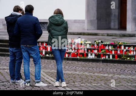 Heidelberg, Germania. 31st Jan 2022. La gente si trova di fronte all'ingresso principale della Nuova Università per un minuto di silenzio. Una settimana dopo il baluardo, l'Università di Heidelberg ricorda le vittime con un servizio commemorativo nella Chiesa di San Pietro. In memoria dello studente ucciso di 23 anni e dei suoi tre compagni di studenti feriti, tutte le persone sono chiamate a fare una pausa per un minuto alle 12:24. Credit: Uwe Anspach/dpa/Alamy Live News Foto Stock