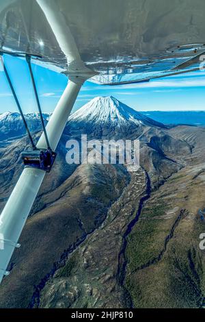 Volo panoramico intorno al Monte Ngauruhoe nel Parco Nazionale di Tongariro - Nuova Zelanda. Foto Stock