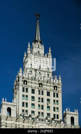 Alto edificio del Ministero degli Affari Esteri della Russia a Mosca alla luce diretta del sole nel cielo blu scuro. Uno dei grattacieli di Stalin. Foto Stock