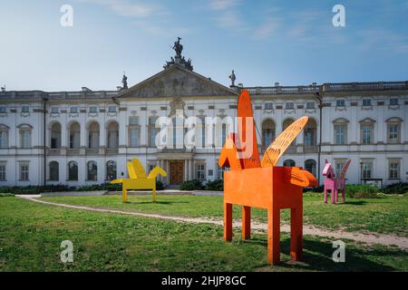 Sculture di cavalli alati (Pegasus) di fronte al Palazzo Krasinski creato nel 2008 da Beata Konarska e Pawel Konarski - Varsavia, Polonia Foto Stock
