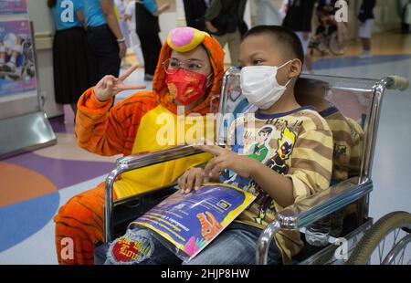 Bangkok, Tailandia. 31st Jan 2022. Un ragazzo scatta foto con l'infermiera che indossa la tuta tigre durante la vaccinazione contro COVID-19.Thailand ha iniziato a vaccinare i bambini di età compresa tra i 5-11 anni per prevenire la diffusione del coronavirus COVID-19 presso il Queen Sirikit National Institute of Child Health di Bangkok. Credit: SOPA Images Limited/Alamy Live News Foto Stock