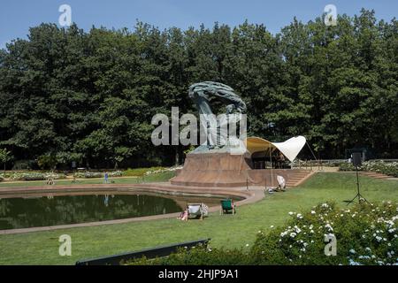 Chopin Monument at Lazienki Park - progettato da Waclaw Szymanowski e eretto nel 1926, sostituito da una replica nel 1958 - Varsavia, Polonia Foto Stock