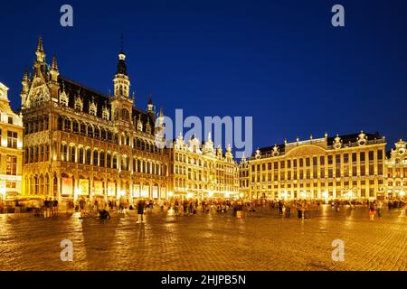 Bruxelles Bruxelles Grote Markt Grand Place illuminata di notte, Belgio Foto Stock