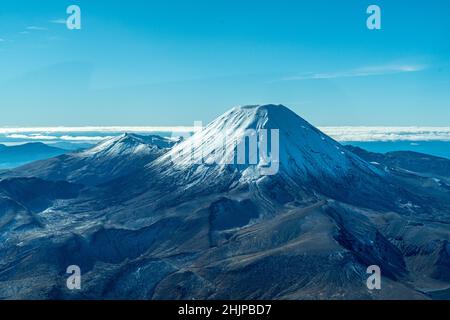 Volo intorno al Monte Ngauruhoe coperto di neve nel Parco Nazionale di Tongariro - Nuova Zelanda. Foto Stock