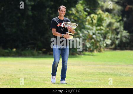 Melbourne, Australia. 31st Jan 2022. Rafael Nadal di Spagna si pone con il suo trofeo di Australian Open alla Government House di Melbourne, Australia, 31 gennaio 2022. Credit: Bai Xue/Xinhua/Alamy Live News Foto Stock