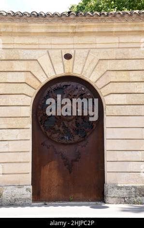 Piccoli edifici industriali o di stoccaggio del storey18th° secolo a Bordeaux, realizzati in pietra locale e splendidamente restaurati, con due moderne porte in acciaio Foto Stock