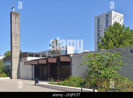 Il Presbyteres Trinite et Notre Dame De Lourdès, un basso edificio a un piano con una sottile torre in cemento, un indistinto 1960 (?) edificio. Foto Stock