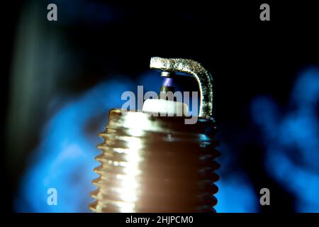 foto macro di una candela in primo piano su sfondo scuro. Foto Stock