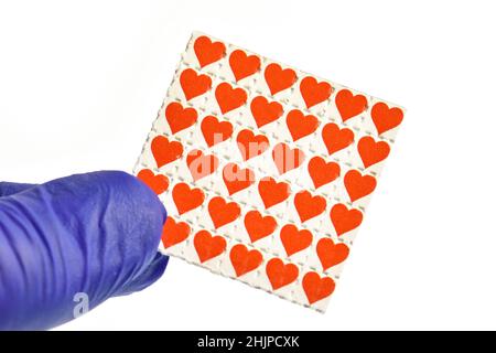 Amore cuori viaggi acido, carta blotting impregnata con la droga L.S.D. Foto Stock